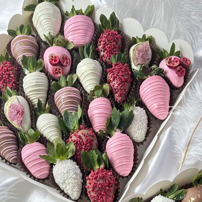 Клубника в шоколаде Вечеринка (набор на 25 ягод) в Bloom House по цене 4450 ₽