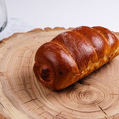 Сосиска в тесте в Много хлеба по цене 98 ₽