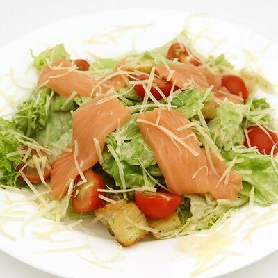 Салат Цезарь со слабосоленой сёмгой в Hot-Pizza по цене 425 ₽