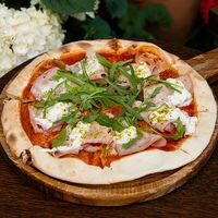 Пицца с мортаделлой и сыром страчателла в Villa Pasta