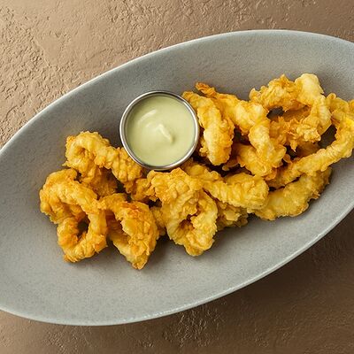 Кольца кальмара в панировке с соусом BBQ в ТОКИО-CITY по цене 610 ₽