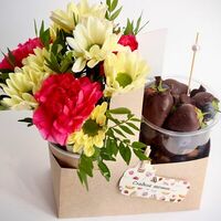 Цветы и клубника в стаканев Chocoton