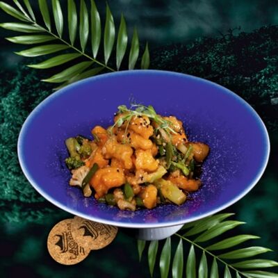 Филе лосося в кляре под соусом в LAOBAN по цене 1050 ₽