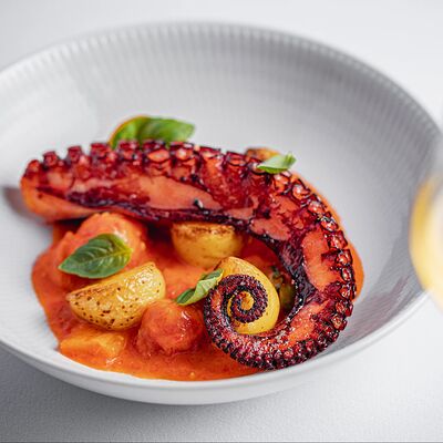 Осьминог с картофелем и сладкими томатамив Рыба Мечты по цене 2390 ₽