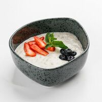 Каша овсяная на кокосовом молоке со свежими ягодамив Бублик