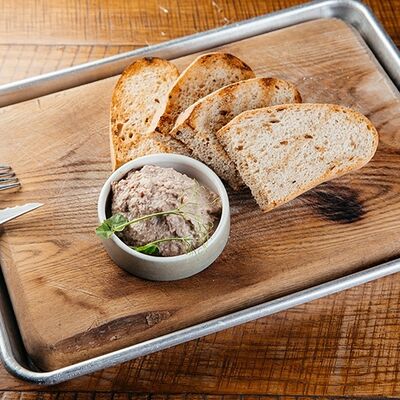 Поджаренный на гриле хлеб с паштетом в Потроха по цене 325 ₽