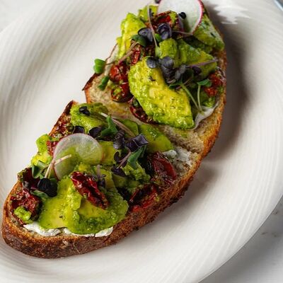 Авокадо-тост с вялеными томатамив Волгоречье по цене 460 ₽