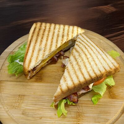 С беконом, жареным яйцом и моцареллой в Rezept по цене 465 ₽