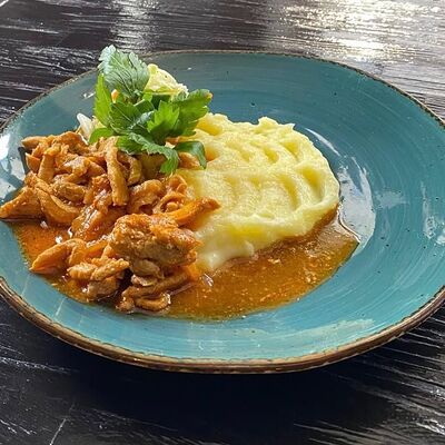 Поджарка из свинины, картофельное пюре, салат капустный в Длинный нос по цене 360 ₽