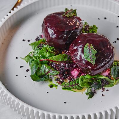Салат со свеклой и козьим сыром Шевр в Море на Патриках по цене 990
