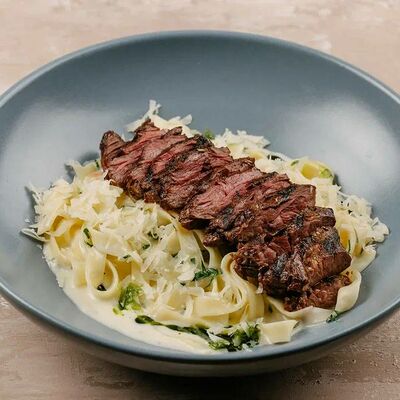 Фетучини альфредо в Мадьяр-Гриль по цене 1120 ₽