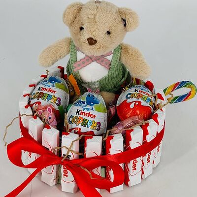 Торт из киндер-шоколада с мишкойв Дарите красиво по цене 4799 ₽
