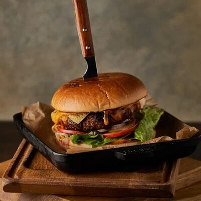 Бургер с мраморной говядиной в MeatBarrique по цене 1560 ₽