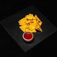 Начос с пармезаном и сырным соусом в Veranda Bar