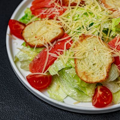 Салат Цезарь с лососем в Хачучачу по цене 750 ₽