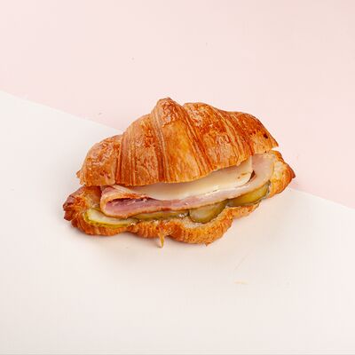 Круассан с жареным беконом, луковым конфи и сыром (гриль) в Кекслав по цене 550 ₽