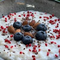 Рисовая каша с ягодами и орехами на кокосовом молоке в Choco.cake.hand