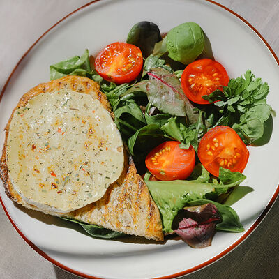 Зеленый салат с камамберомв Гостиная по цене 560 ₽