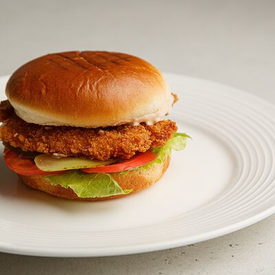 Бургер с курицей в Философия по цене 890 ₽