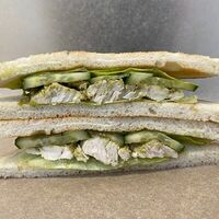 Сэндвич с курицей и соусом песто в Coffee Pot