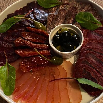 Сыровяленые мясные деликатесы в Караоке Соло по цене 1050 ₽