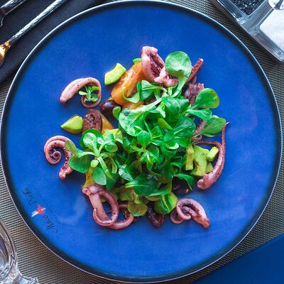 Салат с командорскими кальмарами в Мясо & Рыба по цене 690