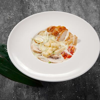 Суп Сырно-сливочный с курицей и грибамив Суши Cho по цене 599 ₽