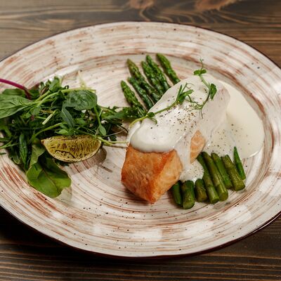 Стейк из лосося со спаржейв Гастробар Феллини по цене 1800 ₽