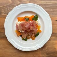 Хурма с прошутто и страчателлой в Прошуттерия