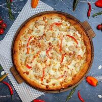 Пицца Гавайская с курочкой и ананасами в La Pizza Bomba на дровах