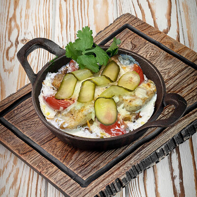 Сом запеченный с овощами в Тут харчо по цене 830 ₽