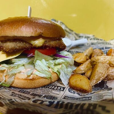 Бургер с курицейв НИРВАНА Арт бар по цене 550 ₽