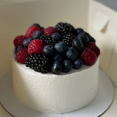Бенто-торт с ягодами в Sweet Caprice по цене 2349 ₽