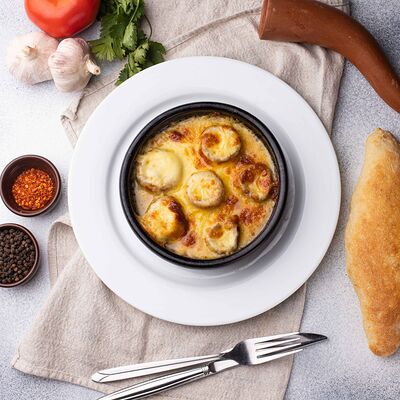 Запеченные шампиньоны с сыром сулугуни в Кафе Tabla по цене 630 ₽