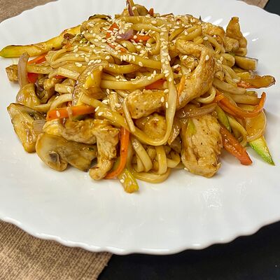 Wok Сытный с курицей и шампиньонами в Вилки-Палки по цене 439 ₽