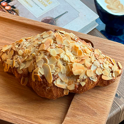 Миндальный круассан в Garage по цене 390 ₽