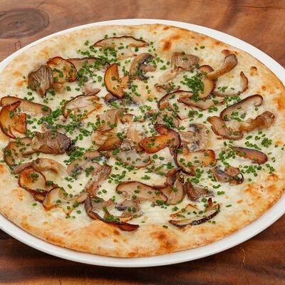 Пицца с со сморчками, вешенками и шампиньонами в Mushrooms по цене 1310 ₽