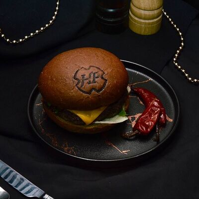 Бургер Hot с соусом шрирача в Правда по цене 650 ₽