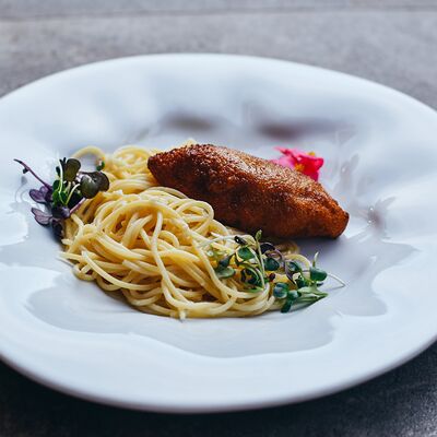 Котлета куриная со спагетти и сыром сулугуни в Лаверна по цене 790 ₽