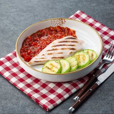 Куриная грудка на гриле с томатным соусом в Или по цене 290 ₽