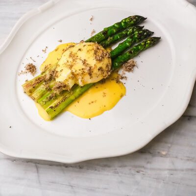 Спаржа, пашот и Голландез в Bisou Bisou Bistro по цене 1020 ₽