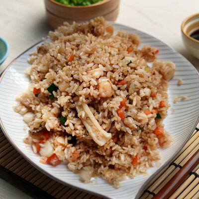 Рис жареный с морепродуктами в Wai Mai по цене 490 ₽