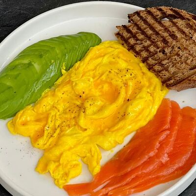 Яйцо скрэмбл с лососем и авокадо в Berberry & ptichka по цене 599 ₽