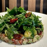 Салат с киноа в Encore cafe