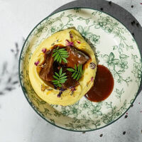 Телячьи щечки с мясным соусом и пюре в Modus