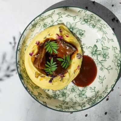 Телячьи щечки с мясным соусом и пюре в Modus по цене 1190 ₽
