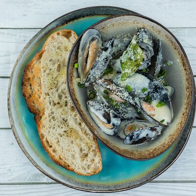 Мидии в чесночном соусе в Хорошие руки Рыба по цене 1170 ₽