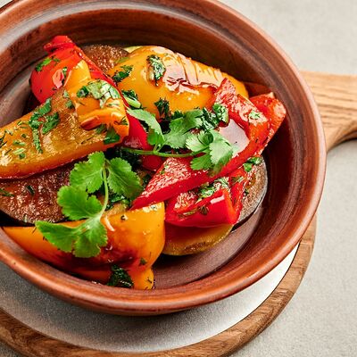 Аджапсандал из жареных овощей с пастой из чеснока и кинзы в Pivino по цене 350