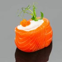 Гункан с лососем в Marlin Sushi