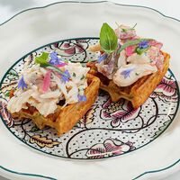 Картофельные вафли с крабом и спайсив Sage